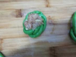 然后将适量的肉酿入豆角中