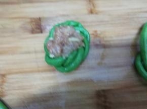 然后将适量的肉酿入豆角中