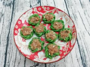 全部酿好，放入盘中，在放入锅中蒸熟