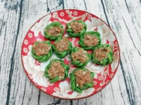 全部酿好，放入盘中，在放入锅中蒸熟