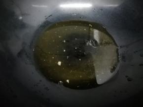 将汤汁倒入锅中，在加入少许水和半勺生抽，辣椒油，大火烧开