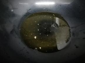 将汤汁倒入锅中，在加入少许水和半勺生抽，辣椒油，大火烧开