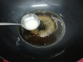 在把水淀粉倒入锅中烧开即可关火