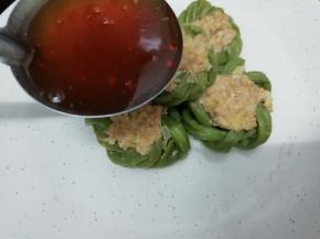 然后将汤汁浇在做好的豆角酿肉上，在上面放点小葱花