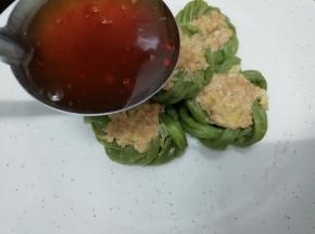 然后将汤汁浇在做好的豆角酿肉上，在上面放点小葱花