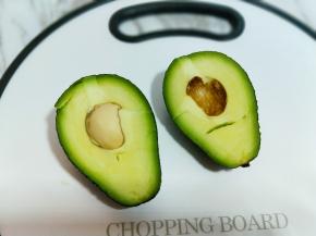 牛油果洗干净，从中间切开。