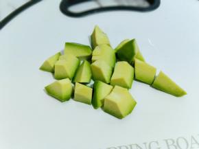 在去皮，切小块。