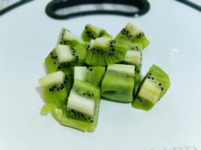 猕猴桃去皮切小块。