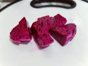 火龙果去皮切小块。
