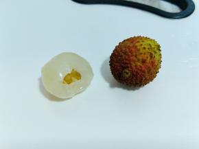 荔枝，去掉外皮，再去核。