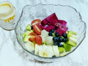 所有食材准备完成，放入沙拉碗中。