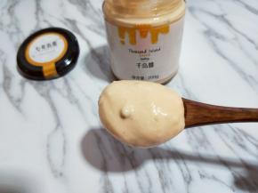 盛2勺千岛酱出来。