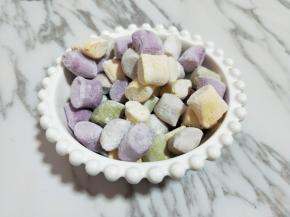 我的彩色芋圆以前做的，放冰箱速冻了，今天想起来拿出来煮吃了！(^_^)一次可以多做一些，放入冰箱冷冻，想吃的时候取出来，煮熟特别方便。
紫色芋圆；紫薯泥＋木薯粉
黄色芋圆；南瓜泥＋木薯粉
彩色芋圆；山药泥＋木薯粉
绿色芋圆；大麦清汁粉＋木薯粉