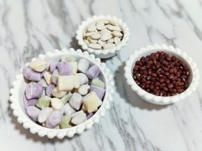 红豆，芸豆准备好。芸豆可以不放，正好我家里有，就一起放里了。