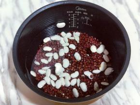 把红豆和芸豆洗干净，纯净水泡4小时以上，泡好后放入电饭煲内胆中，加入纯净水，电饭煲最低水位。