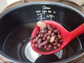 鸣笛了，这时红豆和芸豆已经酥烂了。