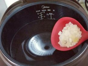 加入冰糖，再次按煮稀饭功能10分钟，之后断电，焖20分钟。