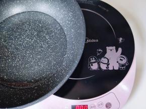 之后开始煮芋圆了哈！锅中加入纯净水，启动电磁炉。