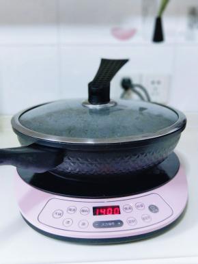 盖上盖子，将水烧开。