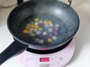 水开后放入彩色芋圆，煮熟，漂浮在水面上即可关火，焖5分钟，捞出用冷纯净水泡5分钟。这样芋圆更筋道，又嚼劲。