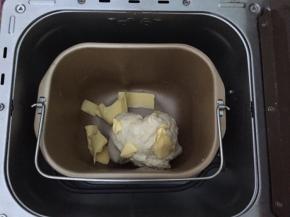 加入软化好的黄油，再次和面30分钟