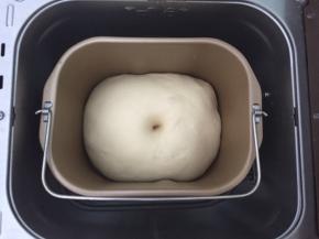 在面包机中发酵，天气热可以室温发酵，发酵到两倍大，戳洞不回缩即可