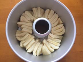 放入7寸中空模具中，放入烤箱二次发酵30分钟