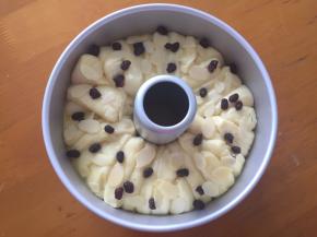 二次发酵完成后，刷上炼乳酱，撒上蜜豆和杏仁片，放入预热好的烤箱160度，上下火20分钟