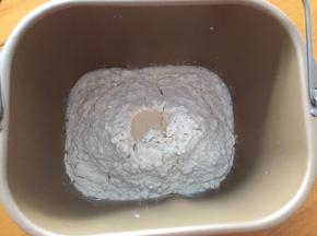 将黄油以上全部材料放入面包机中，和面20分钟