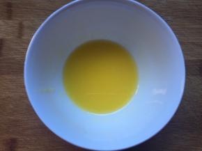 将黄油软化和炼乳混合均匀