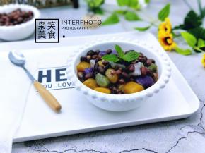 再把煮好的芋圆放入碗中。