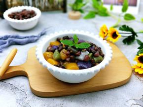 将煮好的红豆盛碗里。