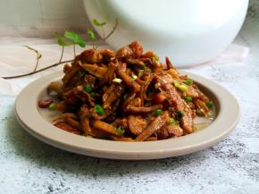 下饭菜来了，五花肉一点都不腻，笋干味道真香！