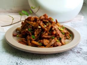 下饭菜来了，五花肉一点都不腻，笋干味道真香！