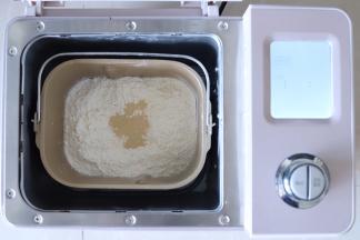 将除黄油以为的所有材料放入面包机桶内