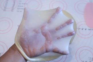 能拉出如图一样有韧性不易破的手套膜（完全扩展状态）