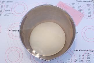 将面团取出，搓圆放入盆内，盖上保鲜膜进行一发（室温28度），大概40分钟