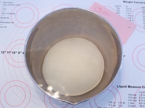将面团取出，搓圆放入盆内，盖上保鲜膜进行一发（室温28度），大概40分钟