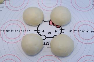 面团取出轻压排气，平均分成4份，分别搓圆，静置20分钟