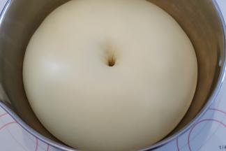 手沾面粉插入面团，不塌陷不回缩的肚脐眼即发酵完成