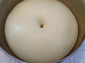 手沾面粉插入面团，不塌陷不回缩的肚脐眼即发酵完成