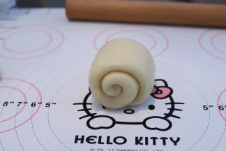 从上往下卷好，圈数在2.5圈为佳