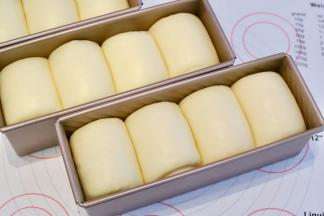 发至模具八至九成模高（轻按面包胚，会缓解回缩即可）