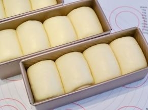 发至模具八至九成模高（轻按面包胚，会缓解回缩即可）