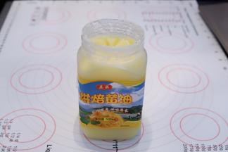 图为这次用的无水黄油，出炉味道很香，纯牛奶制成