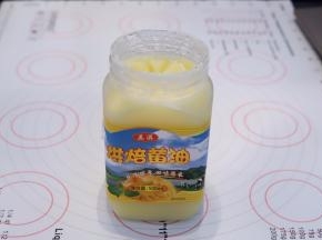图为这次用的无水黄油，出炉味道很香，纯牛奶制成
