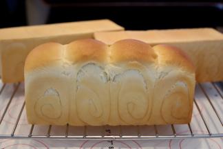 出炉马上脱模，放晾架上放至手温后密封保存