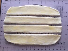 刷上炼乳酱，留一点刷表面