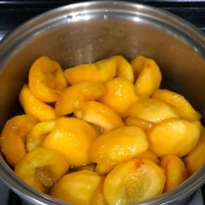 锅中加入冰糖，少许水，加热让冰糖融化，选择小块的冰糖为上。加入黄桃肉和柠檬汁。