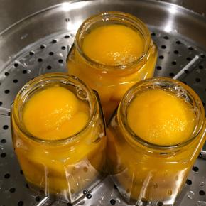 加热十分钟后的黄桃入瓶，将盖子对好螺旋位，方便出锅前迅速拧紧。